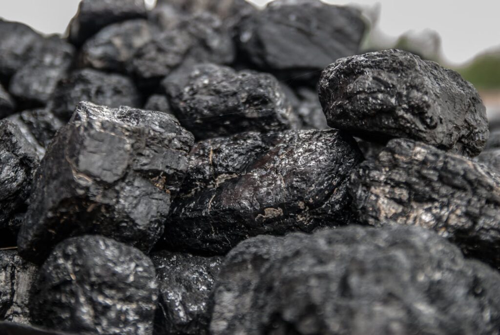 Bloc de matière organique noire, représentant un concentré d’acides humique et fulvique naturels