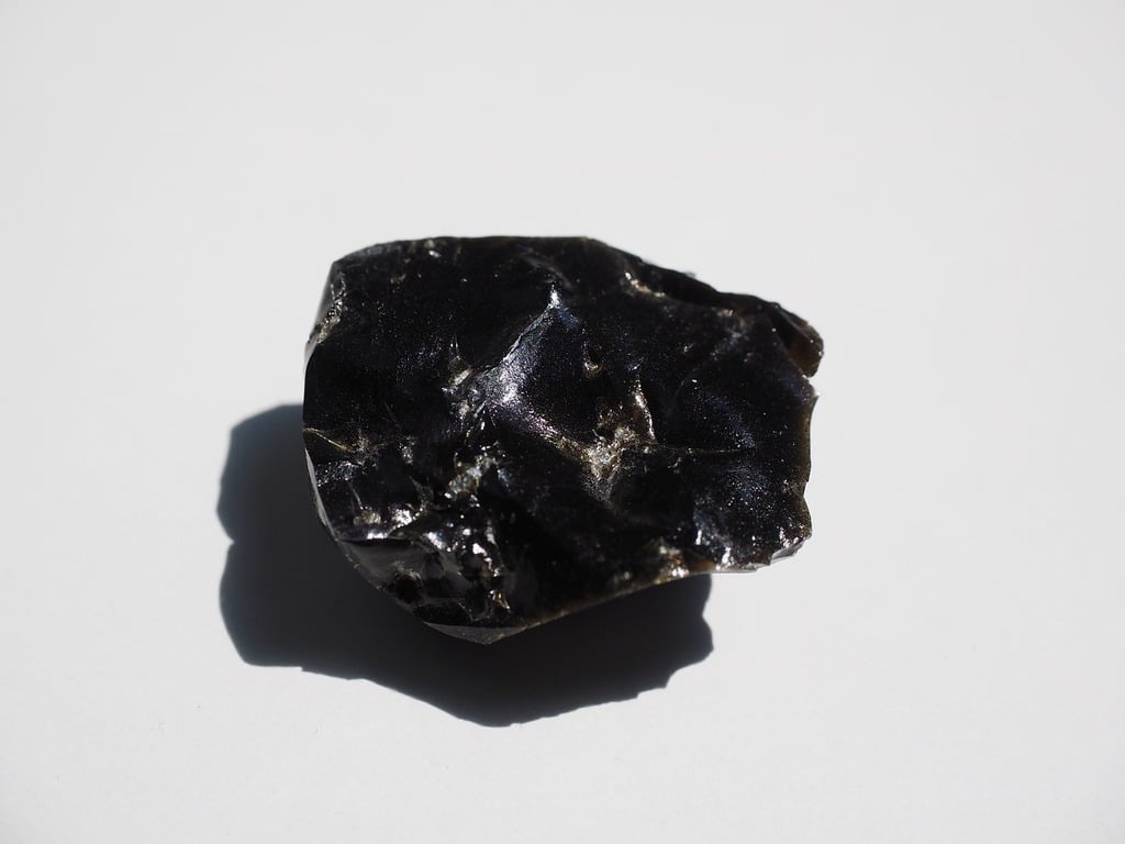 Échantillon de shilajit brut, résine naturelle noire riche en acide fulvique et humique